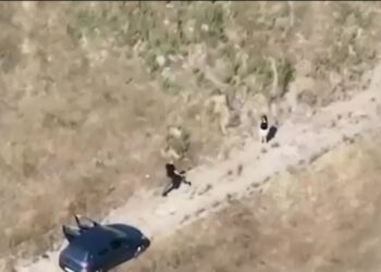 Dalin pamjet: Momenti kur shpëtohet nga policia Rozalinda Plaka nga makina e Refitit (Video)