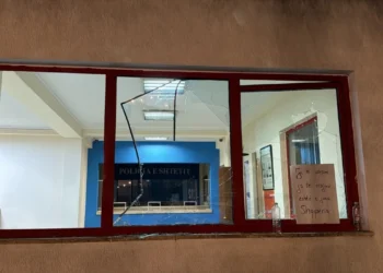 Incidente në mesnatë gjatë tubimit/ Protestuesit thyejnë xhamat dhe dyert e komisariatit numër 3