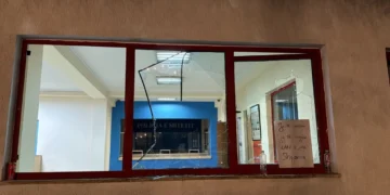 Incidente në mesnatë gjatë tubimit/ Protestuesit thyejnë xhamat dhe dyert e komisariatit numër 3