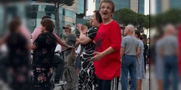 Nënë Fileja dhe djali i saj autik kanë nevojë për ndihmën e shqiptarëve