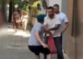 Skandal para Kuvendit. Dy civilë rrëmbejnë qytetarin në rrugë pas protestës. Video