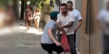 Skandal para Kuvendit. Dy civilë rrëmbejnë qytetarin në rrugë pas protestës. Video