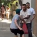 Skandal para Kuvendit. Dy civilë rrëmbejnë qytetarin në rrugë pas protestës. Video