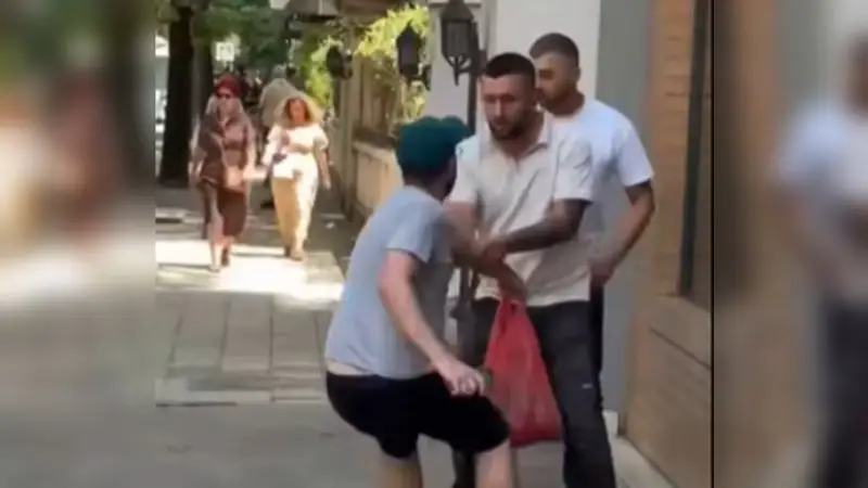 Skandal para Kuvendit. Dy civilë rrëmbejnë qytetarin në rrugë pas protestës. Video