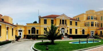 Çfarë ndodh me shqiptarët që lindin në Amerikë. Ja çfarë njofton ambasada e SHBA në Tiranë