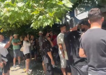 E FUNDIT/ Alarm në Gjykatën e Tiranës! Qytetari i arrestuar gjatë protestës pëson krizë epilepsie, thirret ambulanca