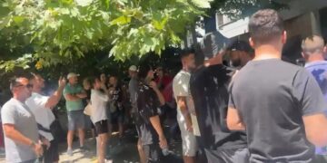 E FUNDIT/ Alarm në Gjykatën e Tiranës! Qytetari i arrestuar gjatë protestës pëson krizë epilepsie, thirret ambulanca