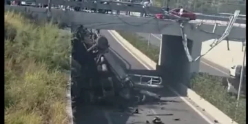 Aksident i rëndë në Unazën e Madhe të Tiranës, betonieria bie nga ura (VIDEO)