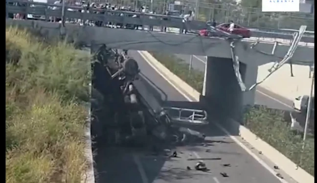 Aksident i rëndë në Unazën e Madhe të Tiranës, betonieria bie nga ura (VIDEO)