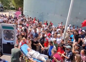 Përplasjet në protestë, plagosen disa protestues, njëri niset me urgjencë në spital. Video