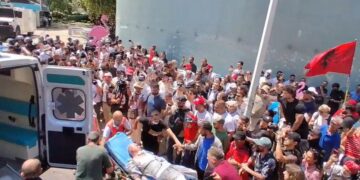 Përplasjet në protestë, plagosen disa protestues, njëri niset me urgjencë në spital. Video
