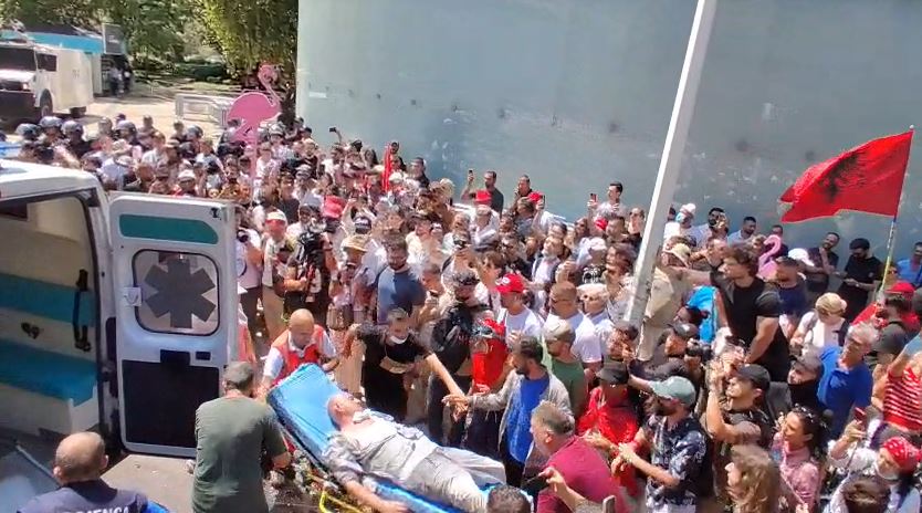 Përplasjet në protestë, plagosen disa protestues, njëri niset me urgjencë në spital. Video