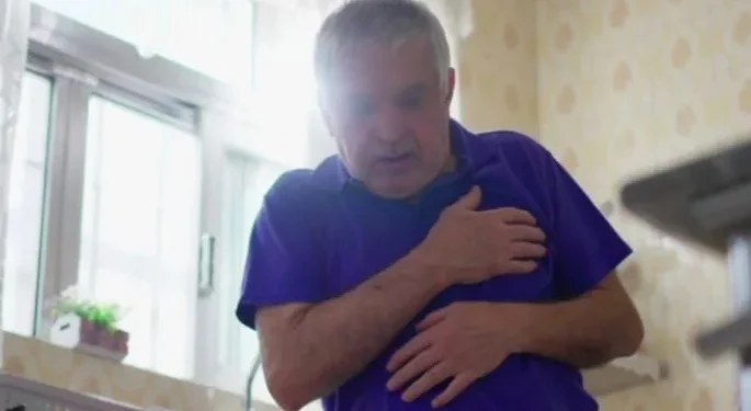 Cili krah dhemb para një ataku në zemër? Njihuni me simptomën që mund t’ju shpëtojë jetën