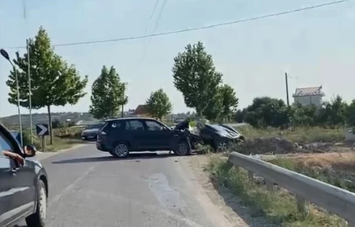Aksident me vdekje në Divjakë/ Humb jetën 39-vjeçari, plagosen 5 të tjerë