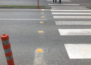 Makina përplas nënën me fëmijën 1 vjeç në karrocë tek vijat e bardha