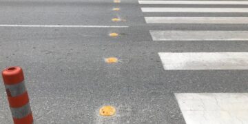 E rëndë/ Makina përplas nënën me fëmijën 1 vjeç në karrocë tek vijat e bardha
