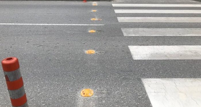 E rëndë/ Makina përplas nënën me fëmijën 1 vjeç në karrocë tek vijat e bardha