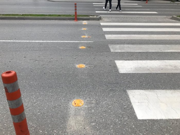 Makina përplas nënën me fëmijën 1 vjeç në karrocë tek vijat e bardha