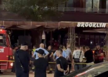 Tmerr në Vlorë! U hodhën nga dritarja për t’i shpëtuar zjarrit. Çfarë ndodhi në Lungomare?