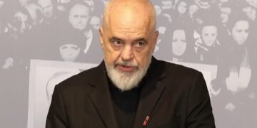 “Plas” sherri/ Kush janë dy kryebashkiakët socialistë që u larguan nga mbledhja me Ramën