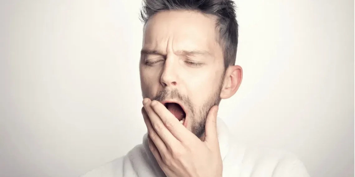 Ju hapet goja shpesh? Mjeku tregon se nuk lidhet me lodhjen apo mungesën e gjumit