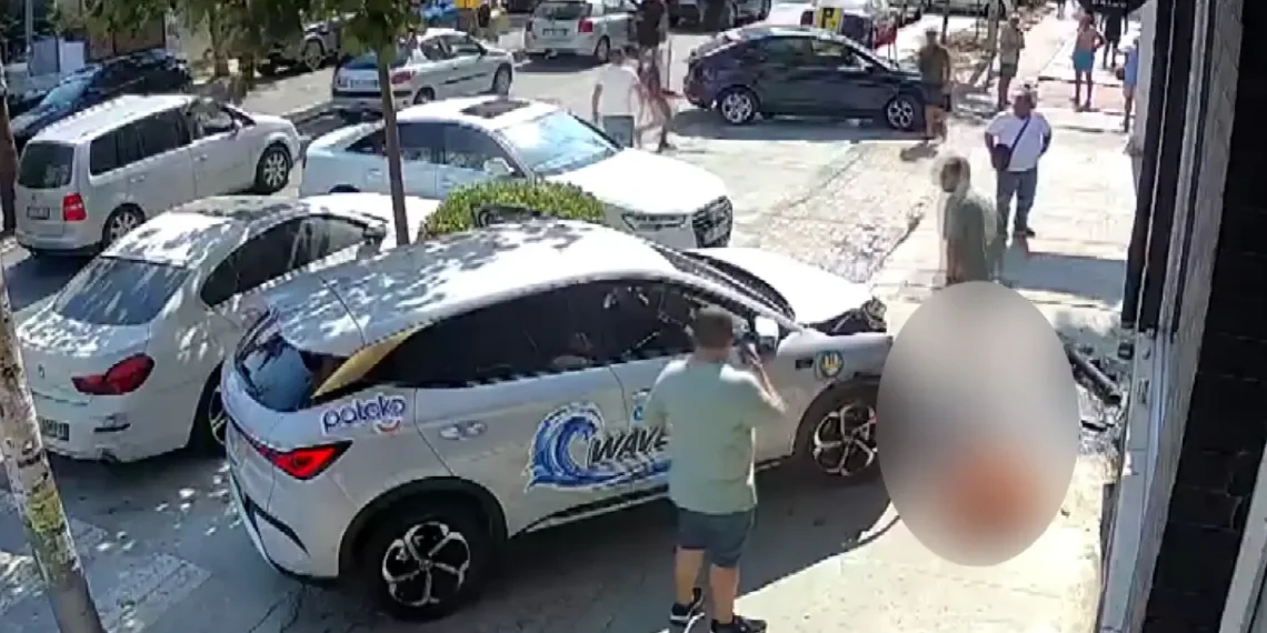 E rëndë në Durrës/ Taksistit i del makina nga kontrolli dhe përplas kalimtarin në trotuar (VIDEO)