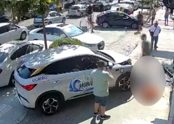 E rëndë në Durrës/ Taksistit i del makina nga kontrolli dhe përplas kalimtarin në trotuar (VIDEO)