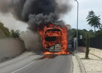 Plot me turistë të huaj, shkrumbohet nga flakët autobusi teksa shkonte në Kalanë e Beratit (VIDEO)