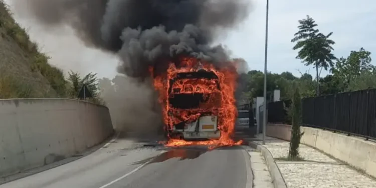 Plot me turistë të huaj, shkrumbohet nga flakët autobusi teksa shkonte në Kalanë e Beratit (VIDEO)