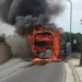 Plot me turistë të huaj, shkrumbohet nga flakët autobusi teksa shkonte në Kalanë e Beratit (VIDEO)