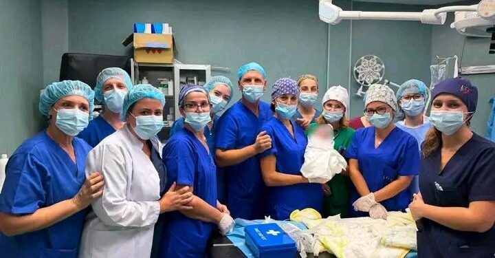 E pazakontë në Tiranë/ Gruaja shtatzënë nuk arrin dot të shkojë në maternitet, shkon për të lindur tek..