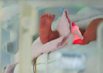 E vërteta që tronditi dy familje, foshnjet e ndërruara në maternitet takohen pas 35 vitesh