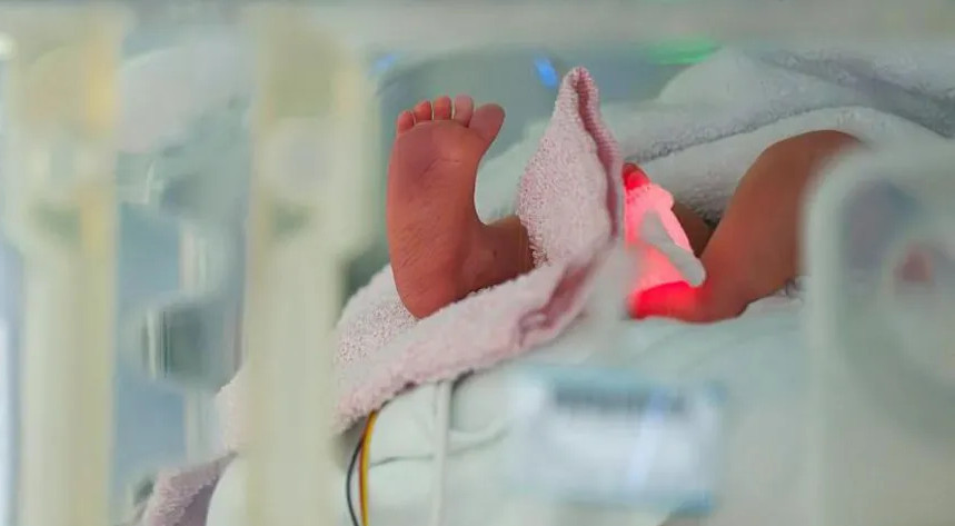 E vërteta që tronditi dy familje, foshnjet e ndërruara në maternitet takohen pas 35 vitesh