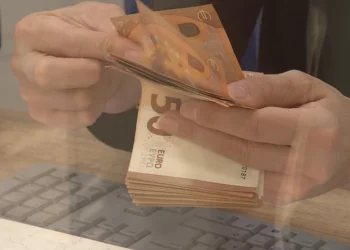 Euro arrin nivelin më të ulët ndaj lekut që nga dita e parë..