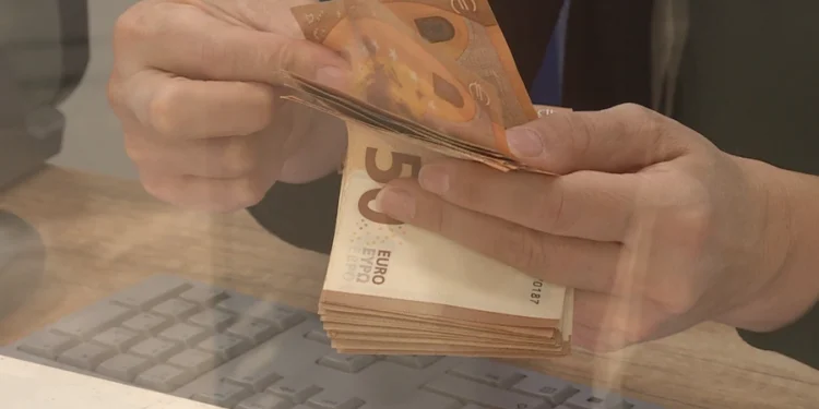 Euro arrin nivelin më të ulët ndaj lekut që nga dita e parë..