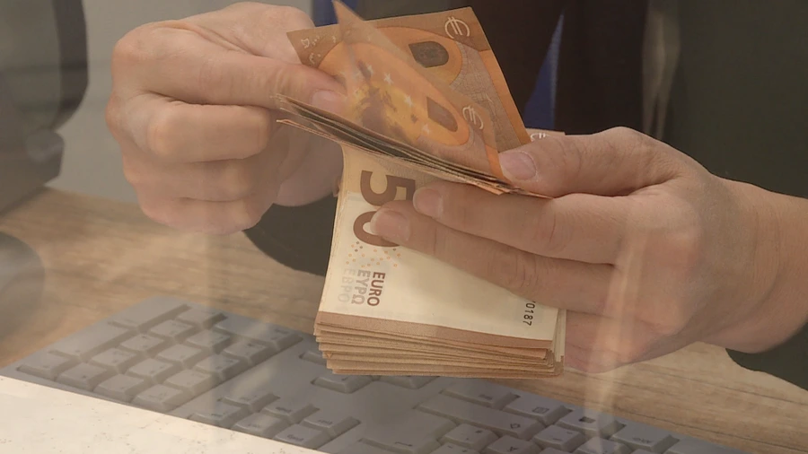 Euro arrin nivelin më të ulët ndaj lekut që nga dita e parë..