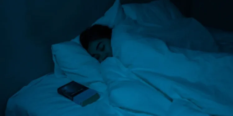 Pse disa nuk flenë dot pa u mbuluar edhe në ditët e nxehta të verës? Ja çfarë thotë shkenca