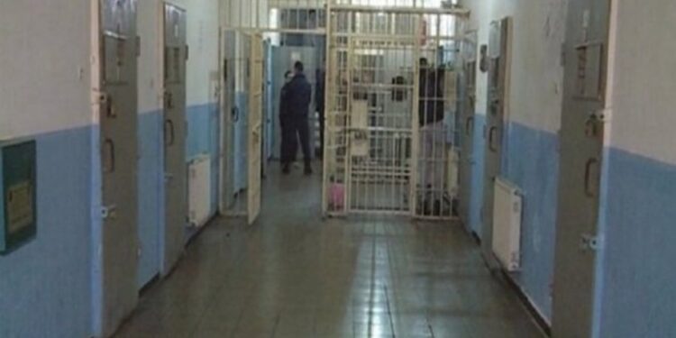 Ishte dënuar për vrasjen e bashkëshortes, i burgosuri i jep fund jetës..
