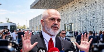 Edi Rama del në konferencë URGJENTE, çfarë ndodh sot në Rinas….
