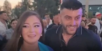 E pazakontë/ I riu i propozon për martesë në ceremoninë e diplomimit, 23-vjeçarja surprizohet para mijëra studentëve
