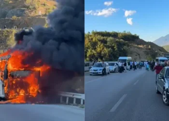 Shpërthen në flakë autobusi me turistë në hyrje të tunelit të Elbasanit, bllokohet rruga