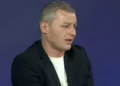 Jashtë bëjnë nga dy punë, shqiptarët e kanë mendjen të pinë kafe. Zyrtari socialist bën deklaratën e pavend..