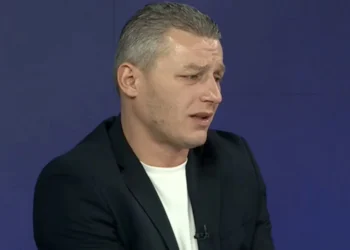 Jashtë bëjnë nga dy punë, shqiptarët e kanë mendjen të pinë kafe. Zyrtari socialist bën deklaratën e pavend..