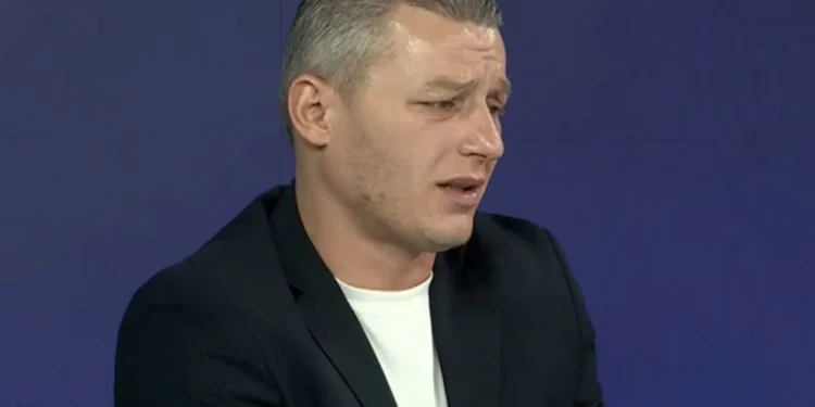 Jashtë bëjnë nga dy punë, shqiptarët e kanë mendjen të pinë kafe. Zyrtari socialist bën deklaratën e pavend..