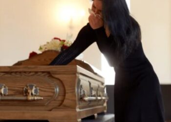 Tronditëse në funeral/ Vajza hap arkivolin e nënës, por shokohet nga ajo që gjen brenda..