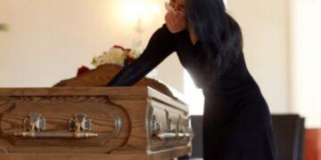 Tronditëse në funeral/ Vajza hap arkivolin e nënës, por shokohet nga ajo që gjen brenda..