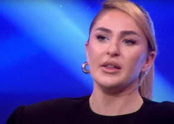 “Disa fjalë për Klaudian dhe vajzat..”, këngëtarja shkruan për gruan e Adi Hilës: Isha 14 vjec kur qëndrova në shtëpinë tuaj..